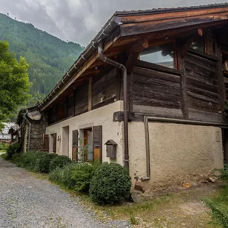 Chalet Pele - Alpes Agency - Central Chamonix - Sleeps 11 Chamonix