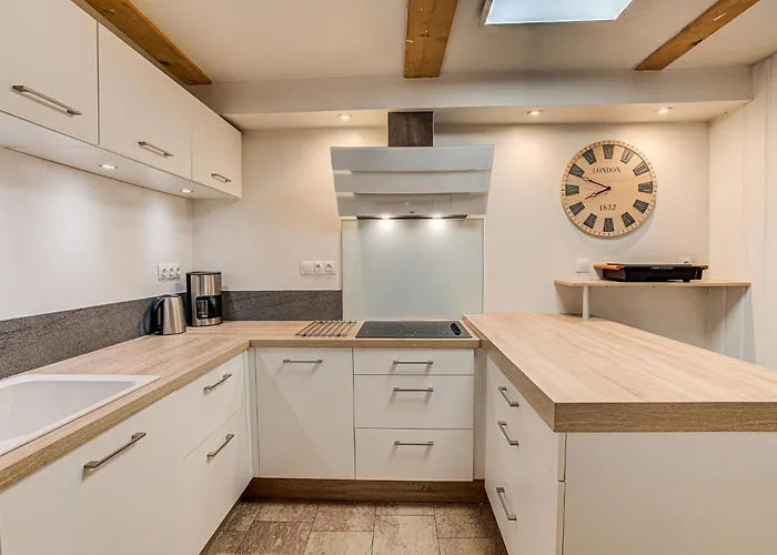 Chalet Pele - Alpes Agency - Central Chamonix - Sleeps 11 Chalé