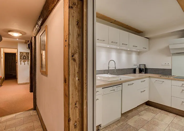 Chalet Pele - Alpes Agency - Central Chamonix - Sleeps 11 Chalé